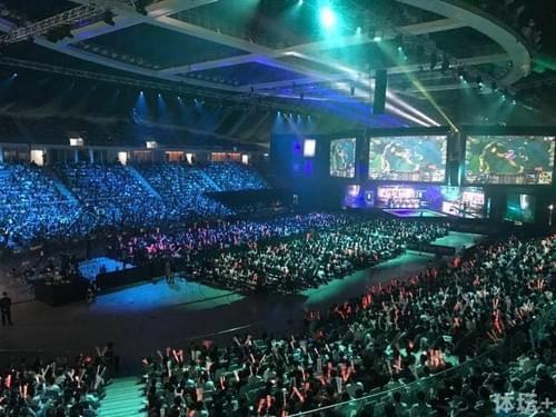 记者：凯尔特人可能会考虑交易波尔津吉斯和霍勒迪.